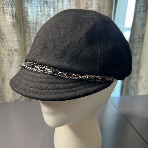 cloche-style cap /short brim hat